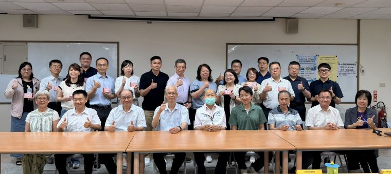 從教學領導到AI行政 新北培訓18位新校長迎戰教育新時代 59 《圖說》115學年度總計18位初任校長派任至學校就任,透過本日研討會的分享,讓校長們提早了解學校的行政運作, 後排左六初任校長---陳雯宜。〈教育局提供〉