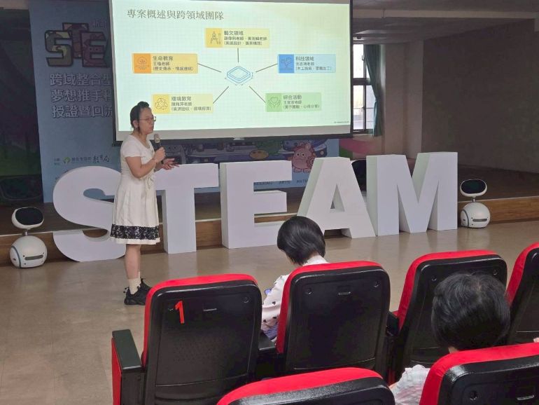 新北培育STEAM夢想推手 授證12位種子教師 13 《圖說》STEAM輔導團團員分享教學上應用的實際案例。〈教育局提供〉