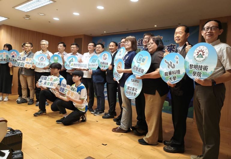 新北成立軌道人才培育聯盟 30名學生暑假進駐體驗實務 16 《圖說》新北軌道人才培育產學合作策略聯盟,讓學生在學期間即可接觸軌道運輸產業現場,提早累積經驗,也為新北培養更多專業技術人才。〈記者葉柏成攝〉