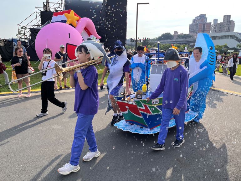 新北創客祭攜手夏至音樂節登場 26輛創意花車踩街嗨翻新美館 12 《圖說》金山高中創意設計。〈教育局提供〉