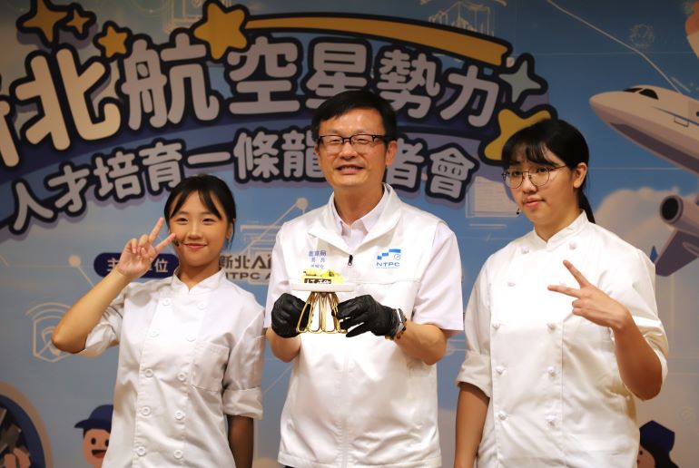 人才培育鏈接軌產業 新北航空星勢力啟航 26 《圖說》張明文局長體驗航空飛機餐擺盤體驗。〈教育局提供〉