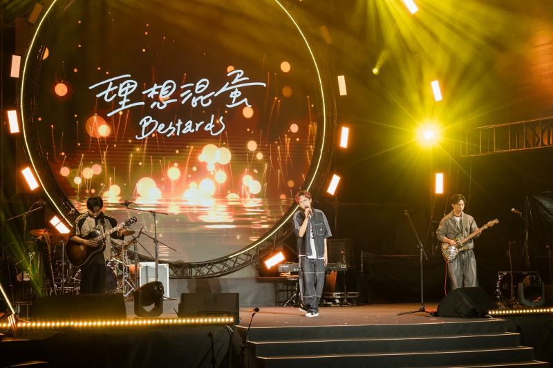 臺法音樂交流盛會落幕 《海山夜行》6/23重棒登場 16 《圖說》人氣樂團理想混蛋於今日新北夏至音樂節壓軸登場,帶來多首膾炙人口的作品。〈文化局提供〉