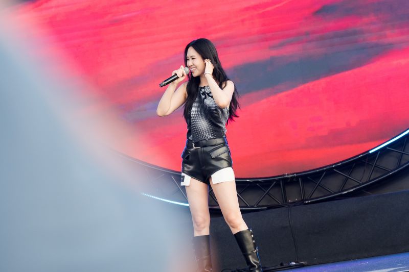 從歐風市集到金曲卡司開唱 新北美術館夏至週末熱鬧不斷 13 《圖說》2026新北夏至音樂節,金曲歌后孫盛希以充滿魅力的歌聲與舞台表現炒熱現場氣氛。〈文化局提供〉