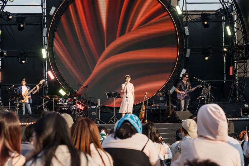 臺法音樂交流盛會落幕 《海山夜行》6/23重棒登場 15 《圖說》王若琳於2026新北夏至音樂節演出。〈文化局提供〉