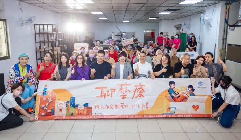 《老闆~來碗陽春麵》 銀髮劇場歡笑洋溢長照中心 5 《圖說》新北市文化基金會串聯新北市文化局、社會局與衛生局跨局處力量,以及春河劇團銀髮劇場《老闆~來碗陽春麵》,讓長輩重溫青春歲月,沉浸在美好時光。〈文化局提供〉
