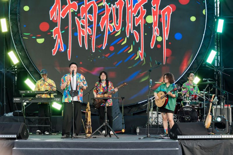 從歐風市集到金曲卡司開唱 新北美術館夏至週末熱鬧不斷 15 《圖說》A_Root同根生於2026新北夏至音樂節演出,以融合傳統元素與當代聲響的獨特風格,為活動揭開序幕。〈文化局提供〉