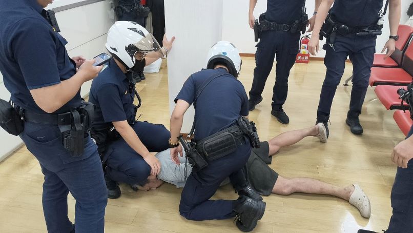 離譜搶案! 失業男持剪刀闖銀行搶 得手竟留現場點鈔 41 《圖說》嫌疑人得手後坐在大廳等候區從容數鈔票,警方獲報後迅速到場,僅花30秒便將人制伏逮捕。〈板橋分局提供〉
