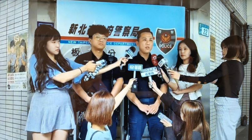 離譜搶案! 失業男持剪刀闖銀行搶 得手竟留現場點鈔 42 《圖說》轄區所長陳協村及員警蔡元翔〈左〉說明案由。〈板橋分局提供〉