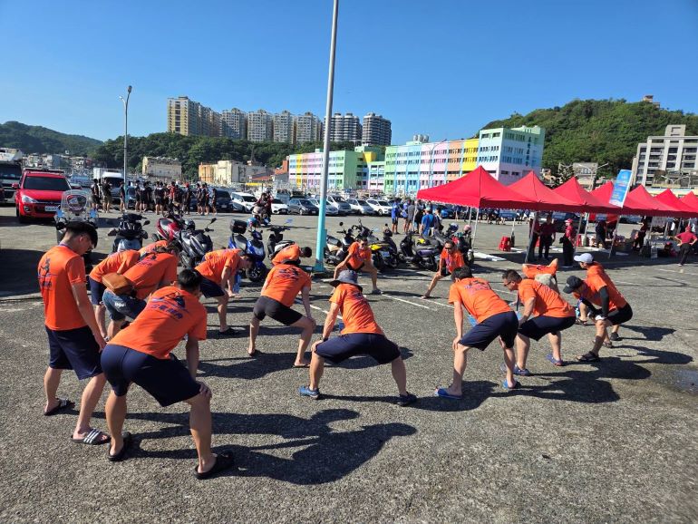 從搶修現場到龍舟賽道 基隆台電首度參賽與民慶端午 5 《圖說》台電基隆區處同仁賽前暖身運動養精蓄銳。〈基隆區處提供〉