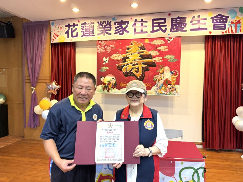 關懷榮民遺孤 佛教正心會愛心列車駛向花蓮基隆傳遞溫暖善念 20 《圖說》世界佛教正心會陳和慧執行長捐贈花蓮縣榮家善款,由家主任游文勇代表接受。〈正心會提供〉