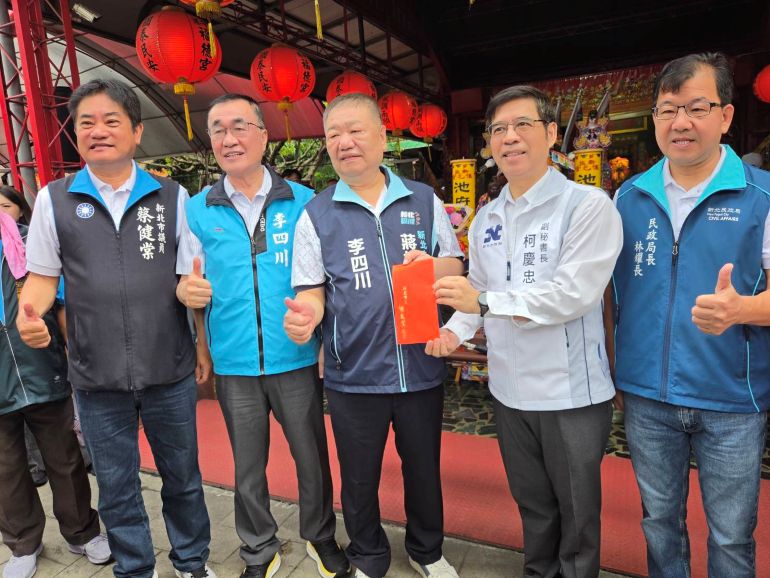 祈願合境平安 新莊保元宮250週年巡營遶境起駕 13 《圖說》市府副秘書長柯慶忠代表市長侯友宜致贈,新北市議長、中港福德宮主任委員蔣根煌功德金,右一為民政局長林耀長。〈民政局提供〉