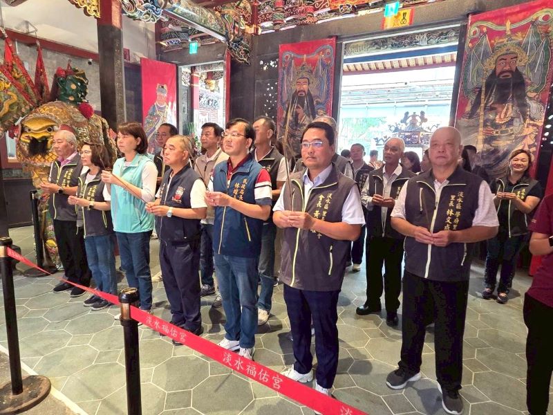 淡水福佑宮修復完工重開廟門 古蹟媽祖廟重現榮景 42 《圖說》民政局長林耀長與地方人士參香祈福。〈民政局提供〉