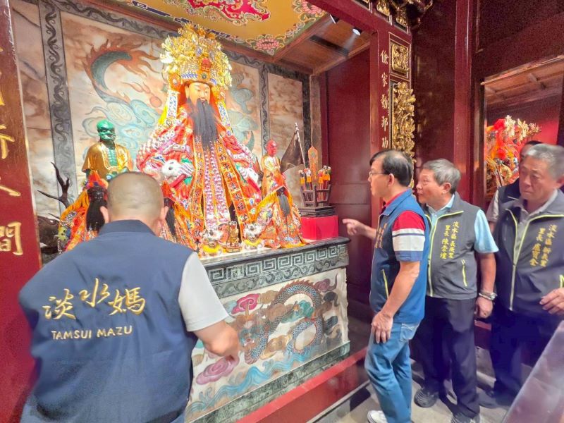 淡水福佑宮修復完工重開廟門 古蹟媽祖廟重現榮景 41 《圖說》民政局長林耀長觀看修復工程。〈民政局提供〉