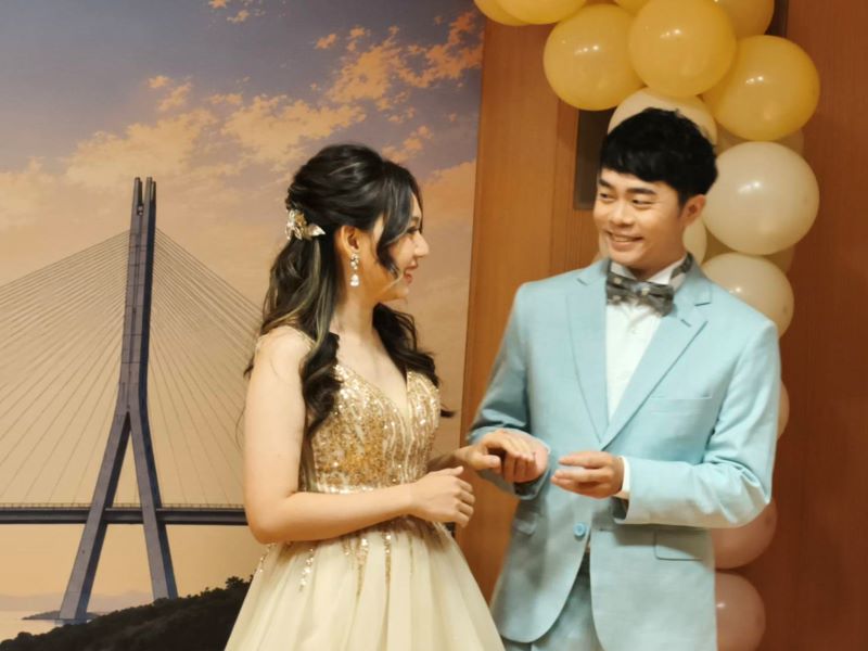 為愛加碼從對戒到蜜月機票 新北聯合婚禮報名開跑 26 《圖說》準新人互戴專屬對戒。〈記者葉柏成攝〉