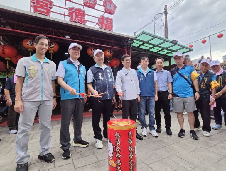 祈願合境平安 新莊保元宮250週年巡營遶境起駕 14 《圖說》市府副秘書長柯慶忠、保元宮主任委員徐勝男、,新北市議長、中港福德宮主任委員蔣根煌共同點燃馬炮。〈民政局提供〉