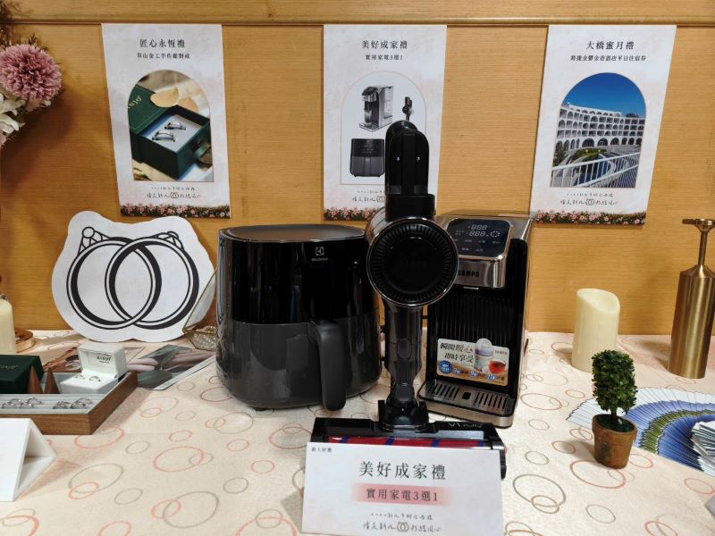 為愛加碼從對戒到蜜月機票 新北聯合婚禮報名開跑 28 《圖說》美好成家禮---實用家電三選一。〈記者葉柏成攝〉