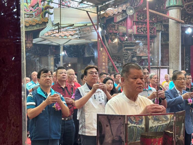 新莊地藏庵文武大眾爺聖誕 劉和然祝壽祈求市民安居樂業 33 《圖說》副市長劉和然代表市長侯友宜前往參拜祝壽,左為民政局長林耀長。〈民政局提供〉