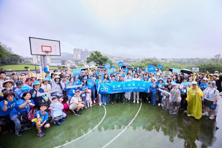 企業志工守護河川永續 新北邀民眾共築友善水岸環境 49 《圖說》新北市「花旗全球義工日」活動,邀請企業志工及眷屬共同參與,以實際行動關注河川環境,展現企業回饋社會與守護自然的力量。〈水利局提供〉