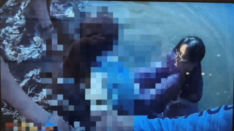 婦人失足落水載浮載沉 海山警奮勇下水泥濘中救回 5 《圖說》海山警不顧滿身泥濘合力將女子拉回岸邊。〈海山分局提供〉