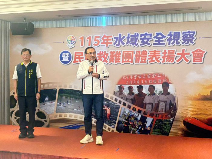 科技救援守護淡水河安全 新北表揚48支救難團隊 31 《圖說》115年水域安全視察暨民間救難團體表揚大會市長致詞,宣示官民攜手守護市民戲水安全,左為消防局長陳崇岳。〈消防局提供〉