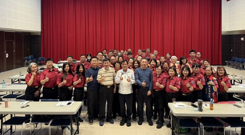 培育義消領導人才 新北81名幹部齊聚精進防救災能量 18 《圖說》115年義消初級幹部訓練-陳崇岳局長與參訓學員合影。〈消防局提供〉