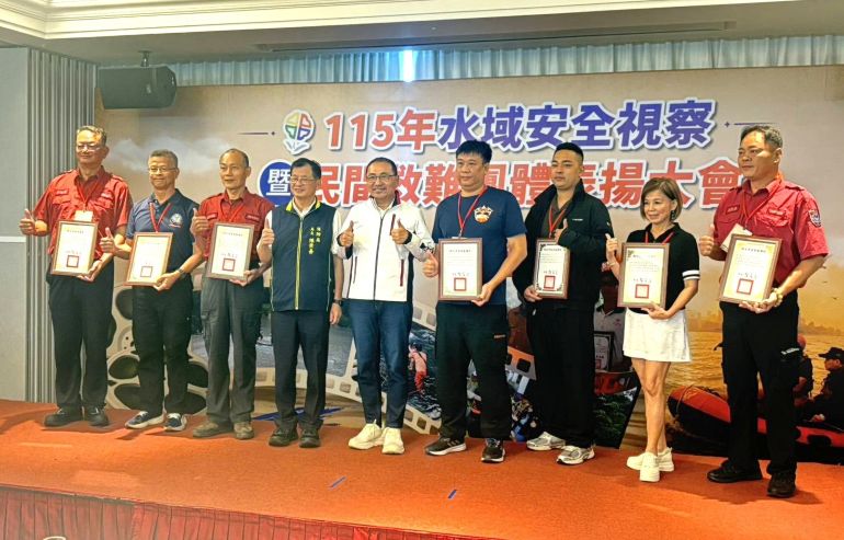 科技救援守護淡水河安全 新北表揚48支救難團隊 32 《圖說》侯友宜市長頒發感謝狀民間團體表揚。〈消防局提供〉