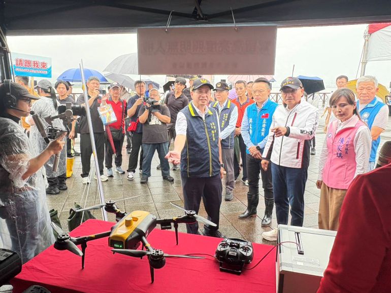 科技救援守護淡水河安全 新北表揚48支救難團隊 34 《圖說》裝備展示。〈消防局提供〉