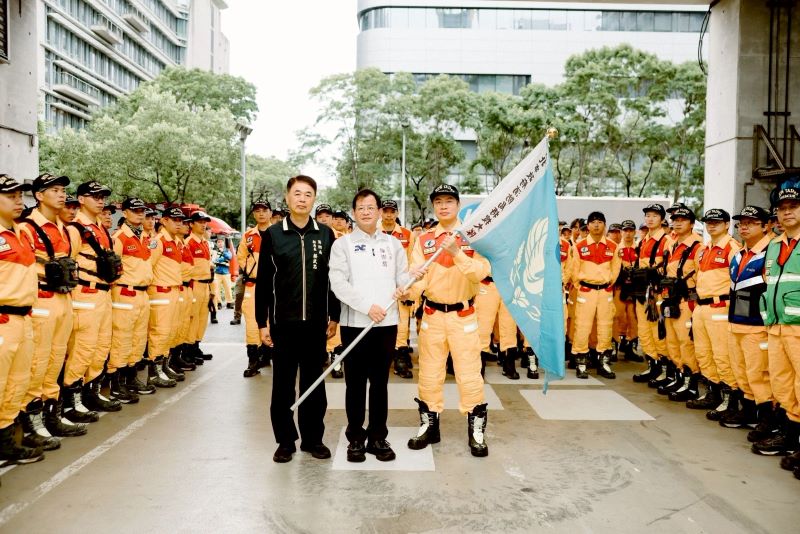 36小時實戰演練驗證國際級戰力 新北特搜隊完成NAP重型搜救複測 5 《圖說》國家重型救援隊複測---授旗,中為消防局長陳崇岳。〈消防局提供〉
