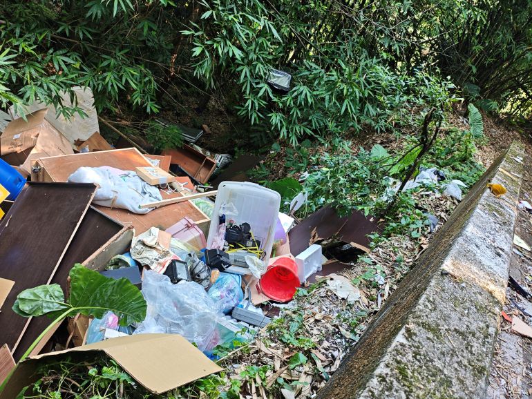 跨縣市深夜偷倒廢棄物遭逮 新北環警埋伏數月破非法棄置集團 33 《圖說》業者將廢棄物載往新北市偏僻山區傾倒。〈環保局提供〉