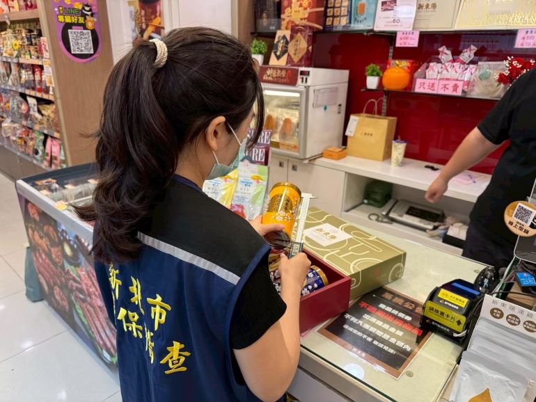 落實源頭減量 新北端午節禮盒包裝稽查全過關 42 《圖說》環保局此次共抽查107件端午節禮盒商品包裝均符合法規規範。〈環保局提供〉