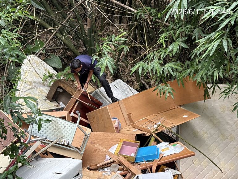 跨縣市深夜偷倒廢棄物遭逮 新北環警埋伏數月破非法棄置集團 34 《圖說》稽查人員於棄置現場搜查。〈環保局提供〉