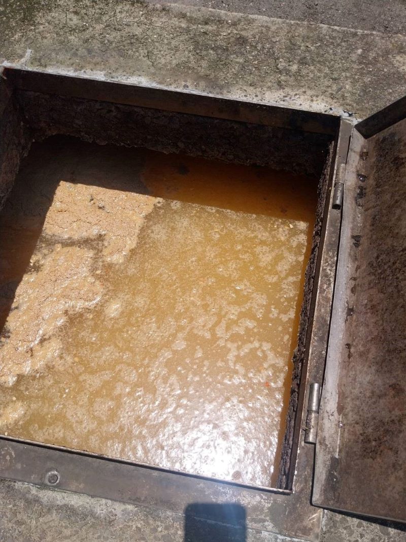 設備失修廢水染白排水路 鶯歌食品廠恐面臨300萬罰鍰 54 《圖說》業者雖設有油水分離槽,但因長期未妥善維護及定期清理,導致處理效能不佳。〈環保局提供〉