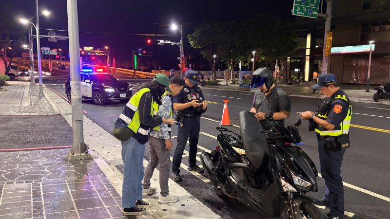 暑期護安寧 新北環警監取締噪音車啟動麥噪專案 67 《圖說》環警共同合作打擊噪音車,確保道路安全與市民生活品質,共同維護安寧的居住環境。〈環保局提供〉