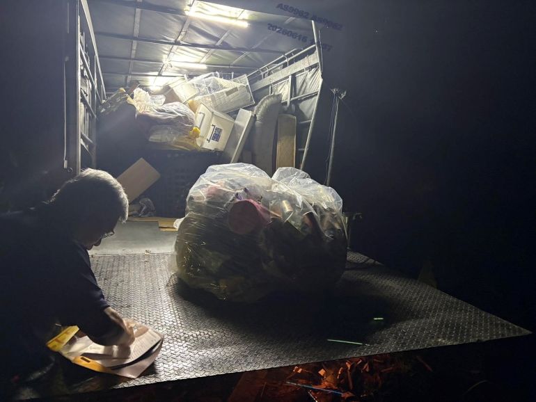 跨縣市深夜偷倒廢棄物遭逮 新北環警埋伏數月破非法棄置集團 32 《圖說》環警當場查獲涉案車輛正進行非法棄置作業。〈環保局提供〉