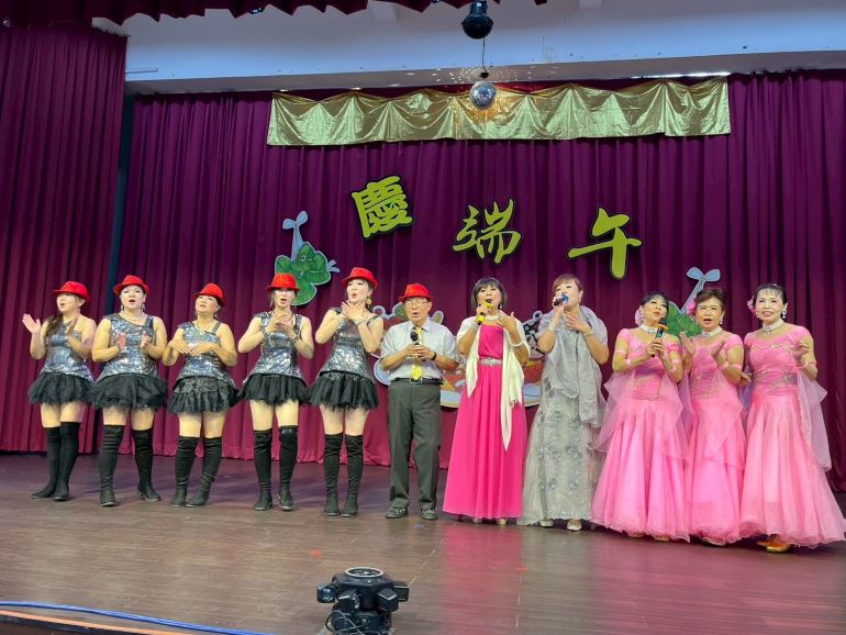 新北仁家慶端午吹龍舟 81歲阿公笑稱年輕20歲! 33 《圖說》新北仁愛之家舉辦為期3天的「粽香傳愛慶端午」系列活動,讓長者享受在過節氣氛中,活動邀請「百合愛心表演團」演出。〈社會局提供〉