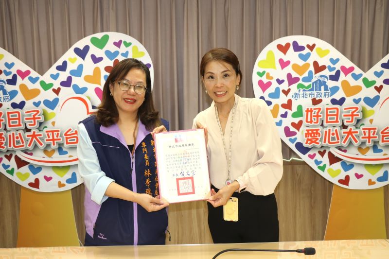 熟悉的家最安心 新北推親屬安置愛在家族間延續 12 《圖說》社會局專委林秀穗(左)代表社會局回贈感謝狀,感謝全國數位有限電視響應「愛無限—兒少安置計畫」,由行政處主任陳秋燕(右)代表受贈。〈社會局提供〉