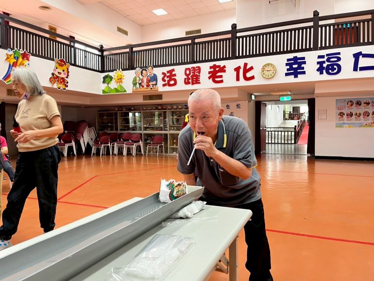 新北仁家慶端午吹龍舟 81歲阿公笑稱年輕20歲! 35 《圖說》活動邀請養護區住民一同參加水上吹龍舟競賽。〈社會局提供〉