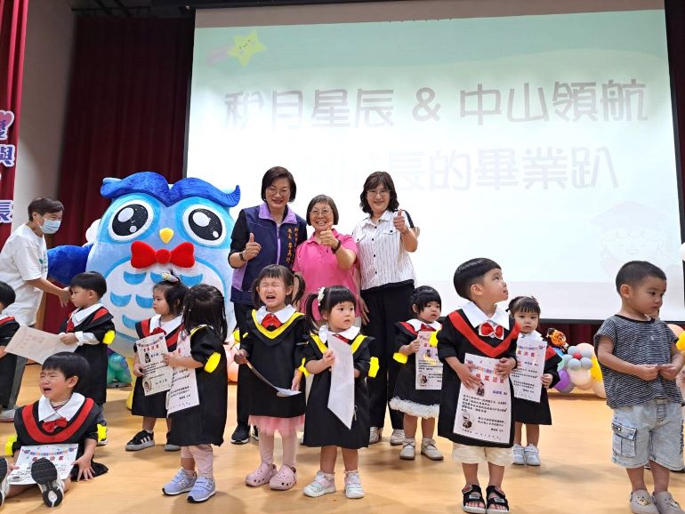 跑著領畢業證、哭著找老師 萌娃畢典滿場童趣感動家長 21 《圖說》「稅月星辰X中山領航」畢典充滿童趣,有的小朋哭著要找老師。〈社會局提供〉