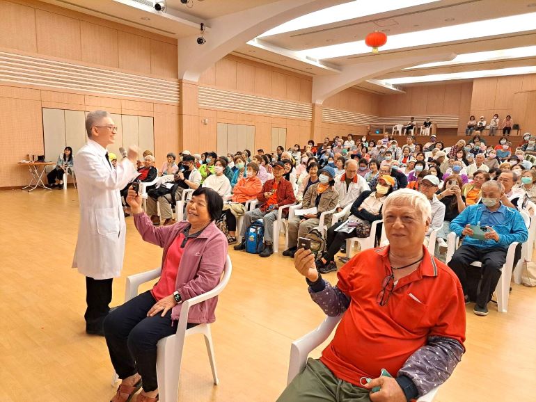 護腦心 延緩失智 李嘉富「三動」打造快樂第三人生 40 《圖說》李嘉富醫師在演講中,邀請兩位長輩測試情緒波動感知。〈社會局提供〉