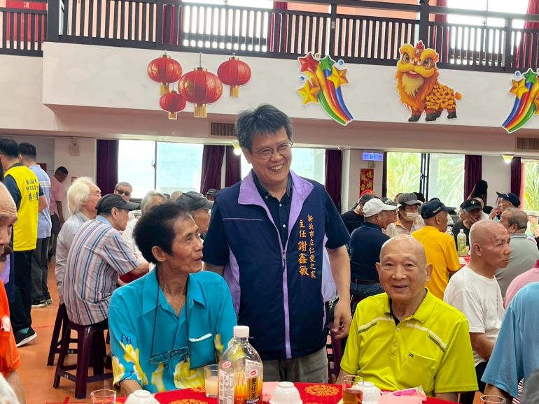 新北仁家慶端午吹龍舟 81歲阿公笑稱年輕20歲! 34 《圖說》仁家主任謝鑫敏(中)表示端午節是重要的傳統節日,院方特別規劃一連串「端午節系列」活動。〈社會局提供〉