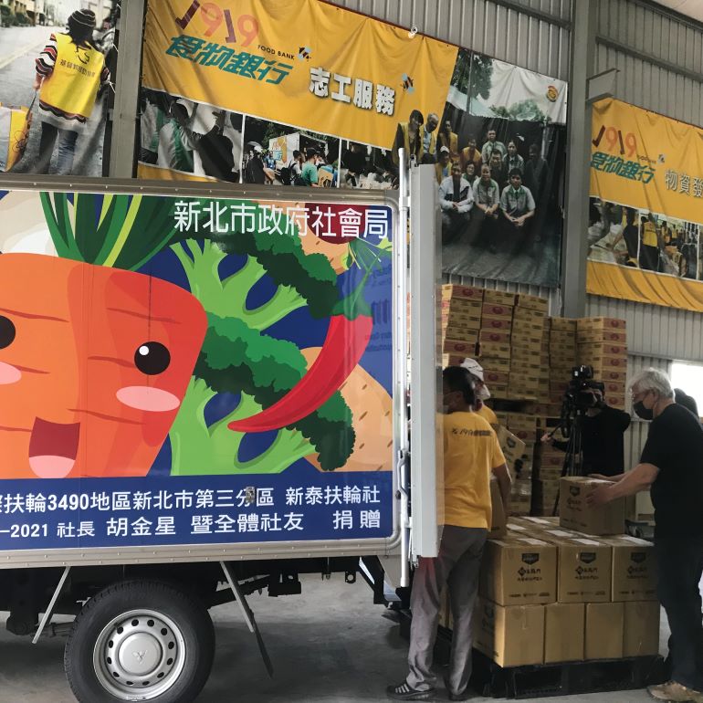 罹癌仍10度單車環台募愛 《大信的信心人生》感動問世 22 《圖說》新北市社會局與中華基督教救助協會合作 提供3輛惜食分享車全部投入惜食餘裕物資配送 將食材配送至老人、兒少共餐據點。〈社會局提供〉