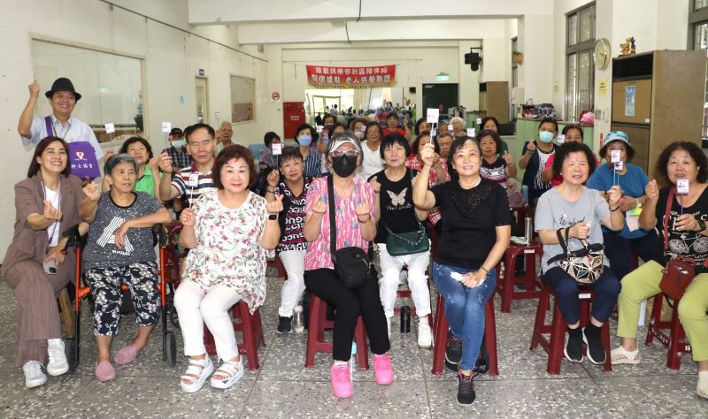全台近8萬人受巴金森症所苦 李瑞娟成立協會助病友走出陰霾 44 《圖說》參加講座的民眾手持「巴金勇敢卡」,以示支持巴友。〈社會局提供〉