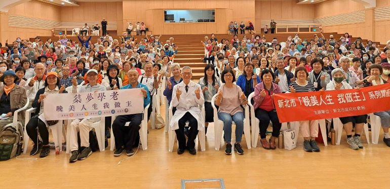護腦心 延緩失智 李嘉富「三動」打造快樂第三人生 39 《圖說》李嘉富醫師在雙和靜思堂以「越老越快樂─不失眠、不憂鬱的腦心保養術」為題進行專題演講,吸引近300位民眾聆聽。中為李嘉富醫師,中右為社會局副局長許秀能。〈社會局提供〉
