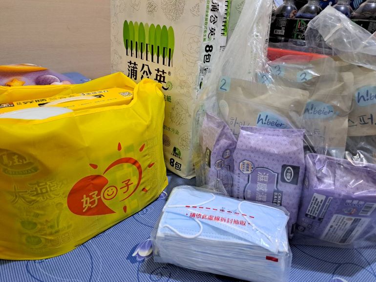 社工搭橋串聯善力量 圓融行善團濟助身障婦重燃希望 32 《圖說》板二社福中心送好日子愛心大平台實物銀行生活和看護物資給曹婦。〈社會局提供〉