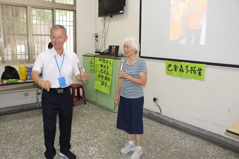 全台近8萬人受巴金森症所苦 李瑞娟成立協會助病友走出陰霾 43 《圖說》小雷夫婦分享,小雷說載太太出門,催油門時右手不由自主地顫動,以致機車忽快忽慢,經檢查後才得知罹患典型巴金森氏症。〈社會局提供〉