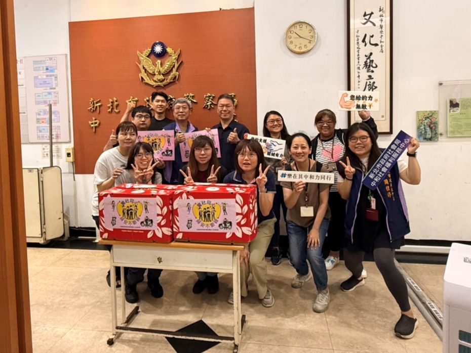一顆蘋果一份感謝 新北社會局向警察夥伴致敬 21 《圖說》警察是社工堅強的後盾,在家暴、性侵害或高風險案件中即時支援。社會局將蘋果與手寫卡片分送至各分局、婦幼隊、少年隊與派出所等處,為警察同仁送上誠摯謝意。〈社會局提供〉