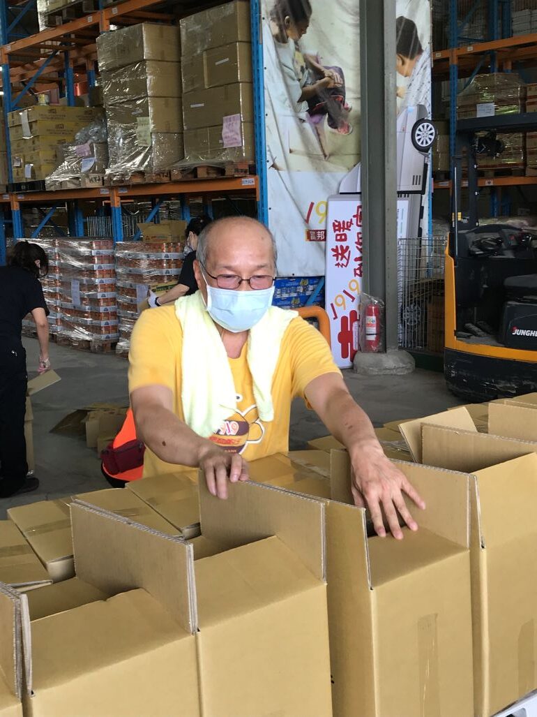 罹癌仍10度單車環台募愛 《大信的信心人生》感動問世 20 《圖說》邱大信到1919食物銀行八里倉庫幫忙整理食物箱 以寄送給弱勢案家。〈社會局提供〉