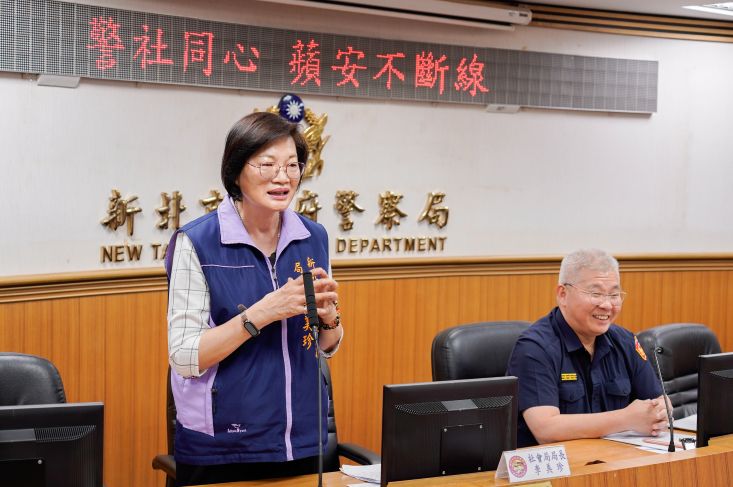 一顆蘋果一份感謝 新北社會局向警察夥伴致敬 19 《圖說》為感謝警察同仁平日與社工一同守護民眾,新北市社會局長李美珍特地於警察節前夕帶領同仁至警察局表達感謝。〈社會局提供〉