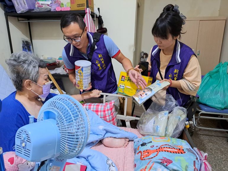 社工搭橋串聯善力量 圓融行善團濟助身障婦重燃希望 31 《圖說》板橋第二社福中心主責社工徐志明(左)和主任陳玟伶帶著實物銀行生活物資奶粉、桂格完膳飲品等送給曹婦。〈社會局提供〉