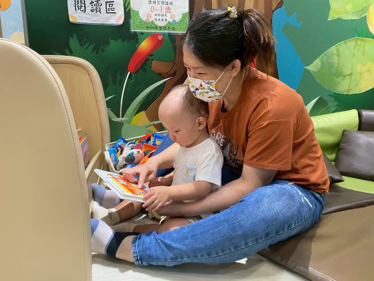 臨托解家長燃眉之急 新北22處定點托育量能全國第一 19 《圖說》位於中和民享公托中心附設親子館定點臨托,托育人員帶著幼兒探索繪本故事。〈社會局提供〉